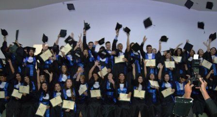 Os formandos jogaram os capelos em comemoração final